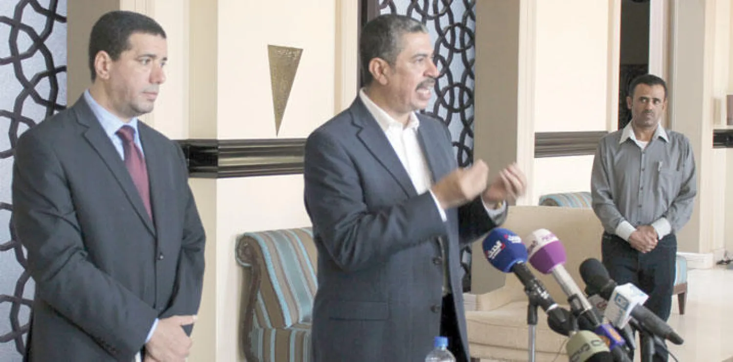 صورة تعود لسبتمبر الماضي لرئيس الوزراء اليمني خالد بحاح خلال مؤتمر صحافي في عدن (أ.ف.ب)