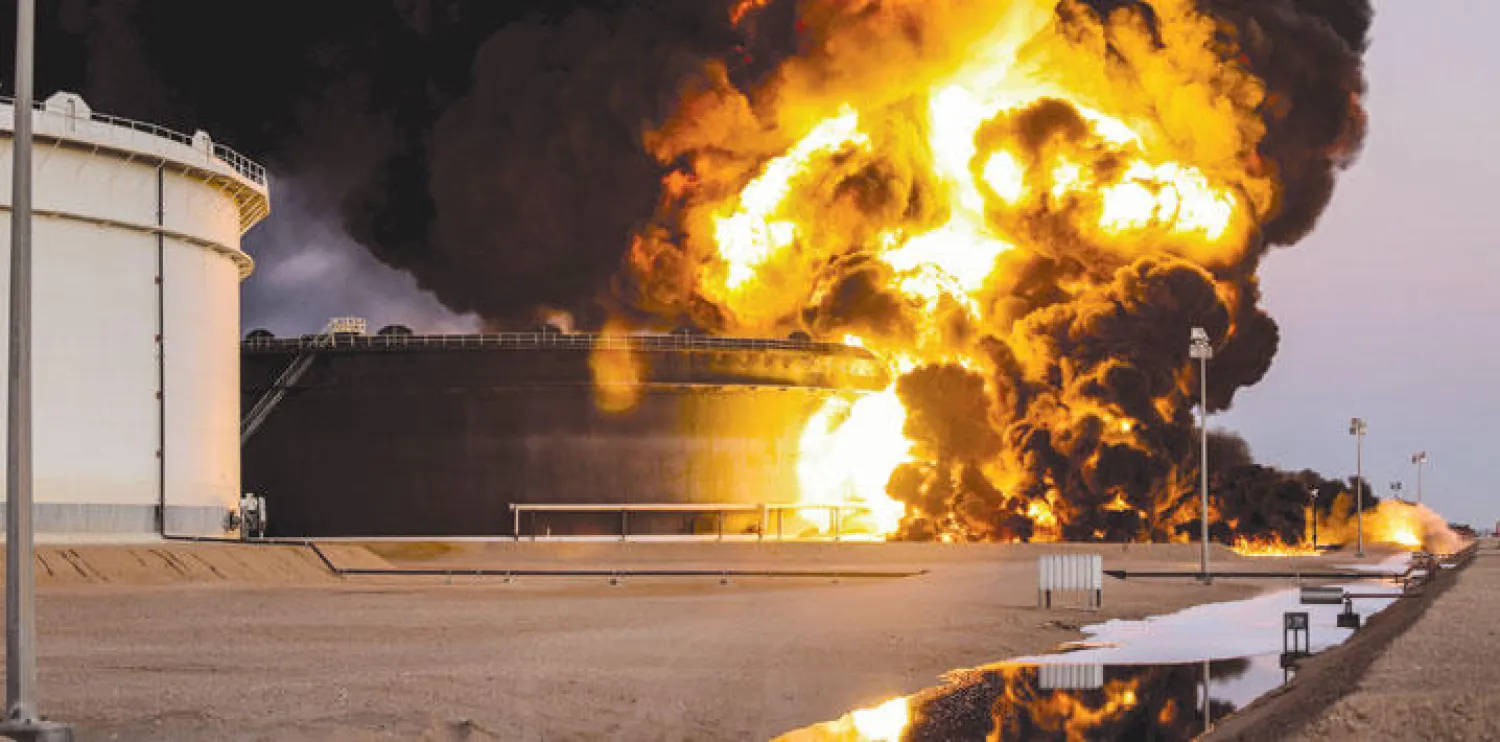 ألسنة النيران تتصاعد من خزانات البترول في مدينة رأس لانوف الليبية أثر هجوم ميليشيا {داعش} على المدينة (رويترز)