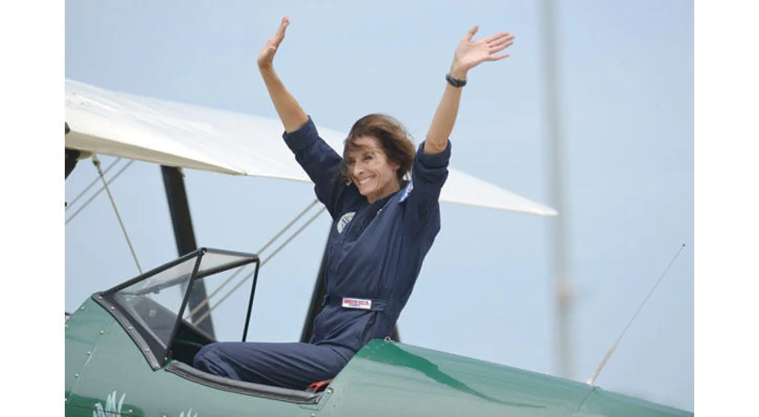 تريسي كيرتيس تايلور تحيي المستقبلين عقب وصولها إلى مطار سيدني بعد انتهاء رحلتها من لندن إلى أستراليا والتي استغرقت 3 أشهر (أ.ف.ب)