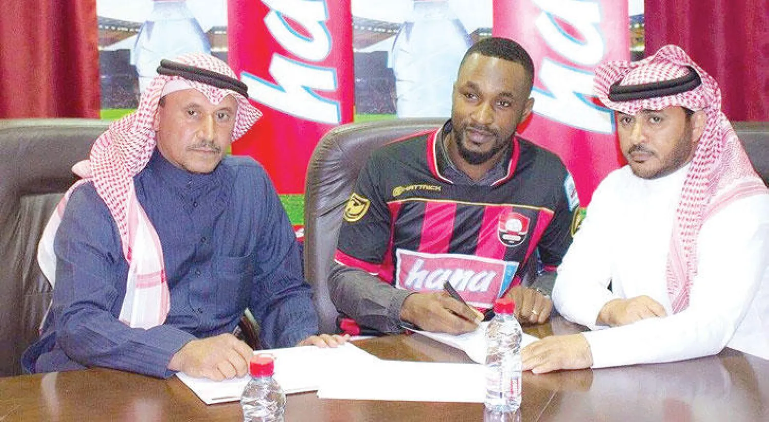 أبو بكر كيبي خلال توقيع العقد (المركز الإعلامي)