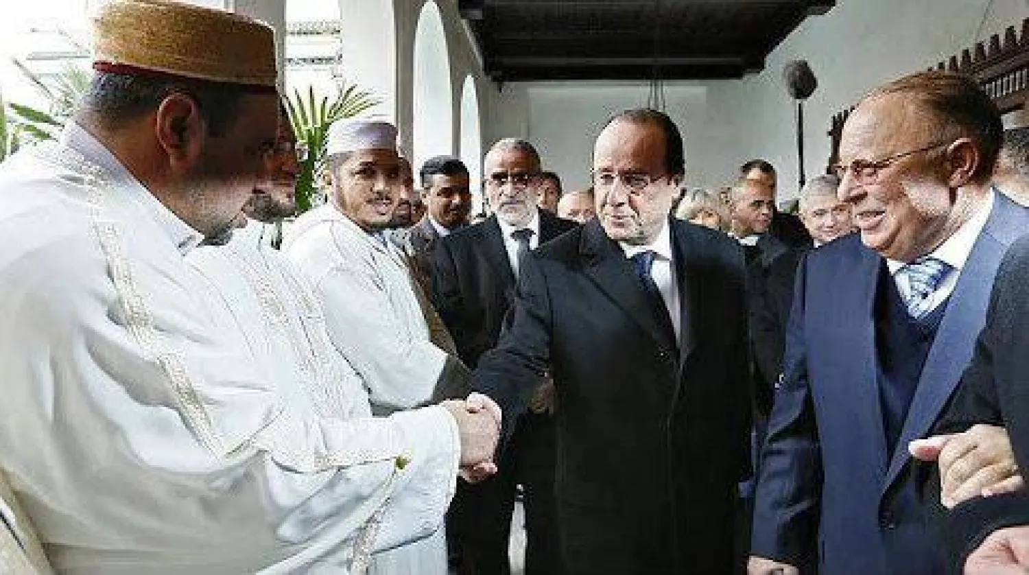 الرئيس الفرنسي يزور المسجد الكبير بباريس في أعقاب تكريم ضحايا الاعتداءات