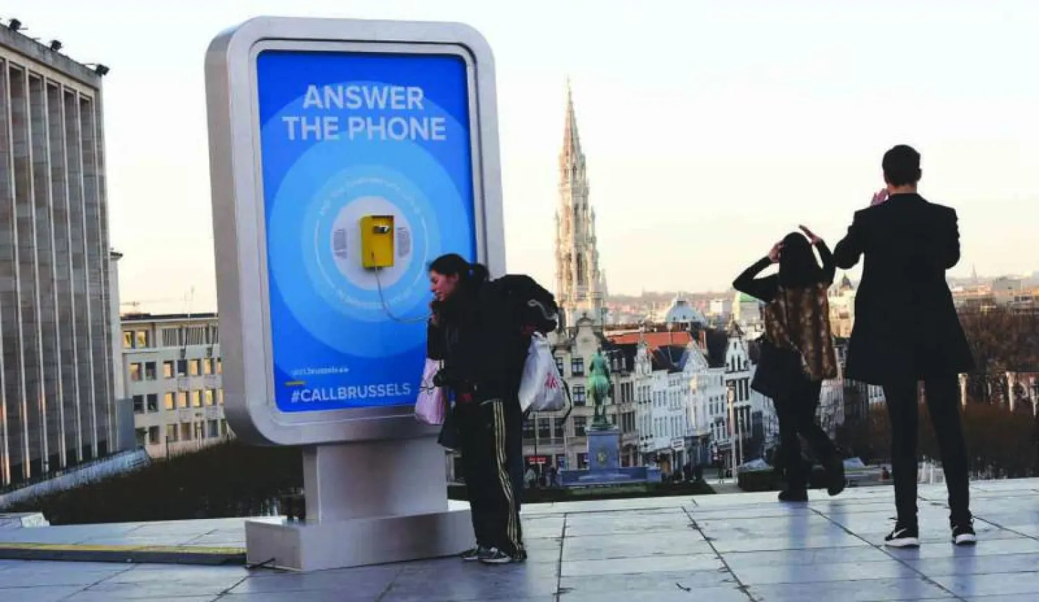 هولندية ترد في بروكسل على مكالمة من الخارج للسؤال عن أوضاع المدينة في إطار برنامج «كلم بروكسل» (أ.ف.ب)