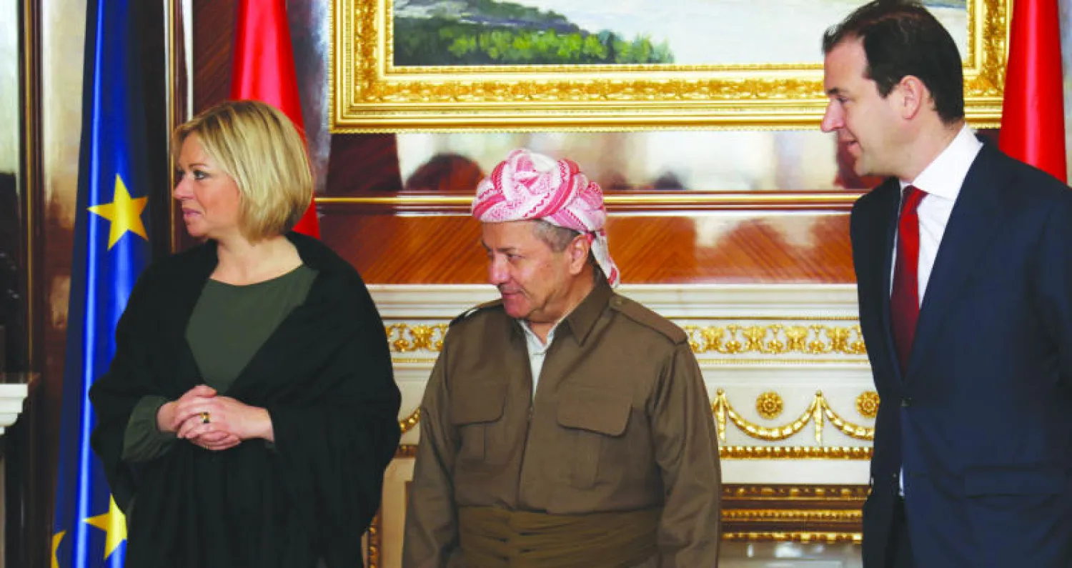 رئيس إقليم كردستان مسعود بارزاني لدى استقباله نائب رئيس الوزراء الهولندي لوجفيك آشر ووزيرة الدفاع جنين هينس - بلاشهارت في أربيل أمس (أ.ف.ب)