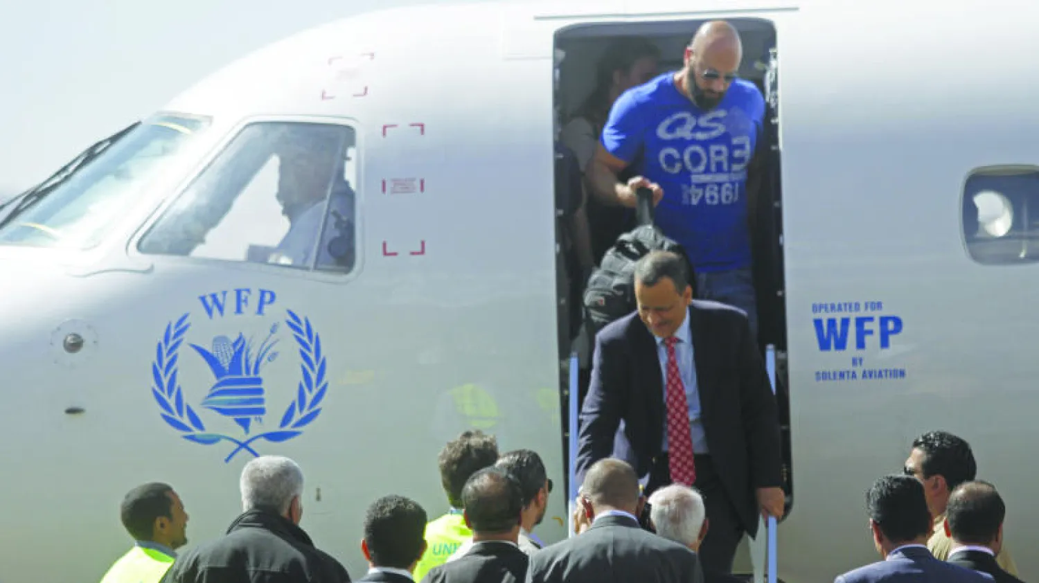 إسماعيل ولد الشيخ أحمد لدى وصوله أمس إلى مطار صنعاء (رويترز)