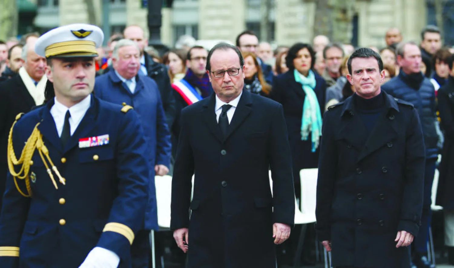 الرئيس الفرنسي فرنسوا هولاند ورئيس الوزراء مانويل فالس في ساحة الجمهورية في باريس لإحياء الذكرى الأولى لضحايا جريدة شارلي إبيدو (أ.ف.ب)