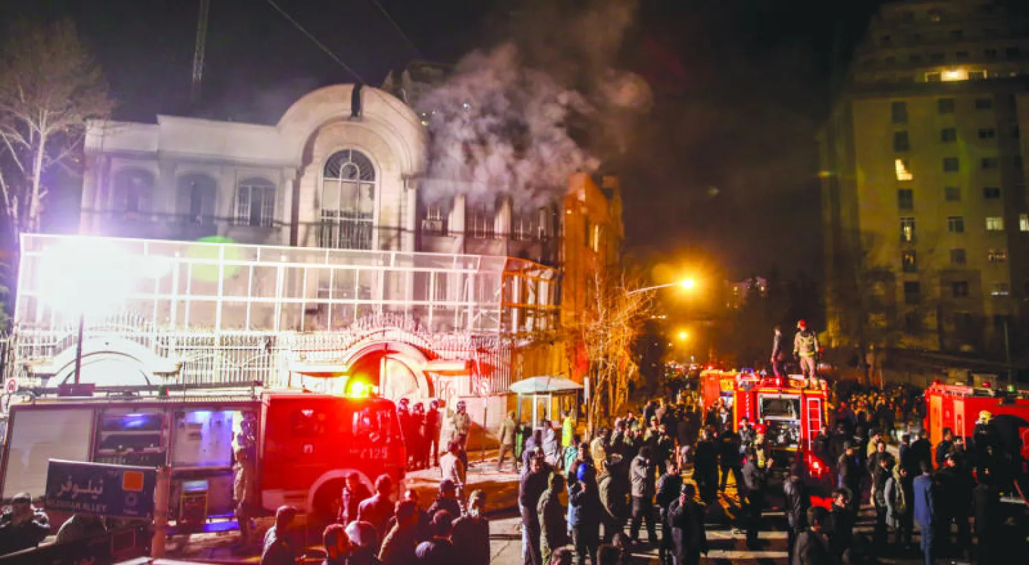 النيران تشتعل في مقر السفارة السعودية بطهران بعد اقتحامها (أ.ب)