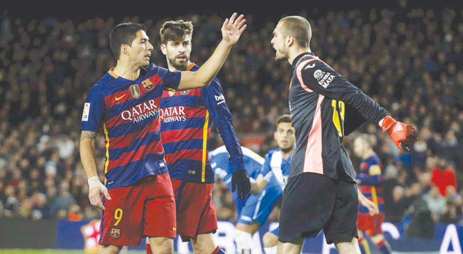 سواريز مهاجم برشلونة (يسار) في جدال مع لوبيز حارس إسبانيول خلال لقاء الذهاب المتوتر (رويترز)