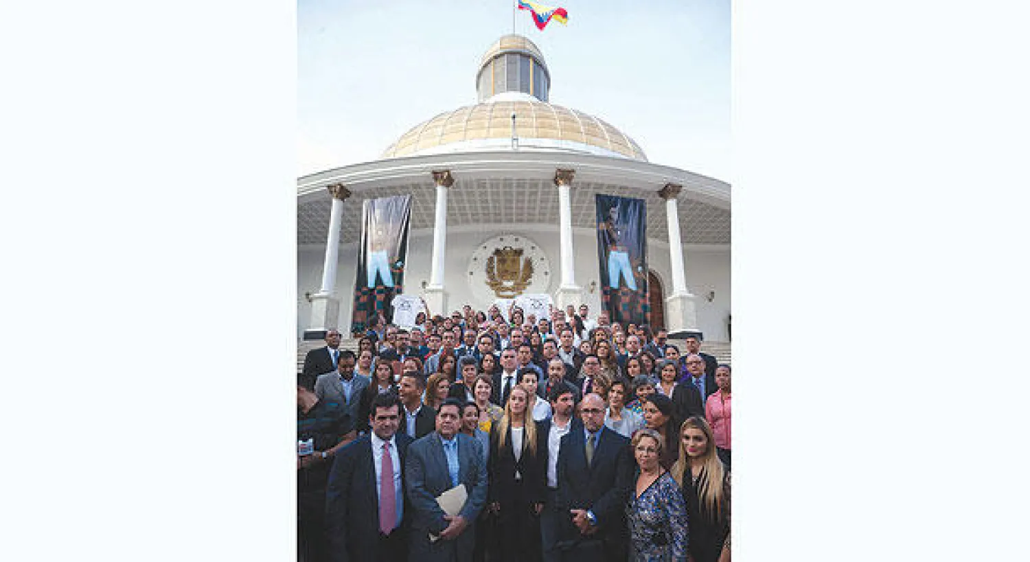 أقارب وعائلات السجناء السياسيين في فنزويلا خلال وقفة أمام البرلمان أول من أمس في كراكاس (إ.ب.أ)