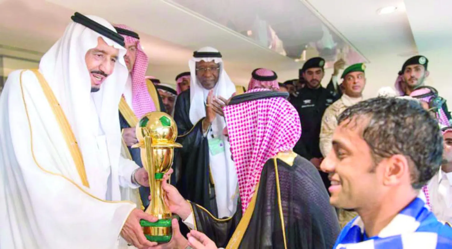 خادم الحرمين لدى رعايته نهائي كأس الملك الموسم الماضي («الشرق الأوسط»)