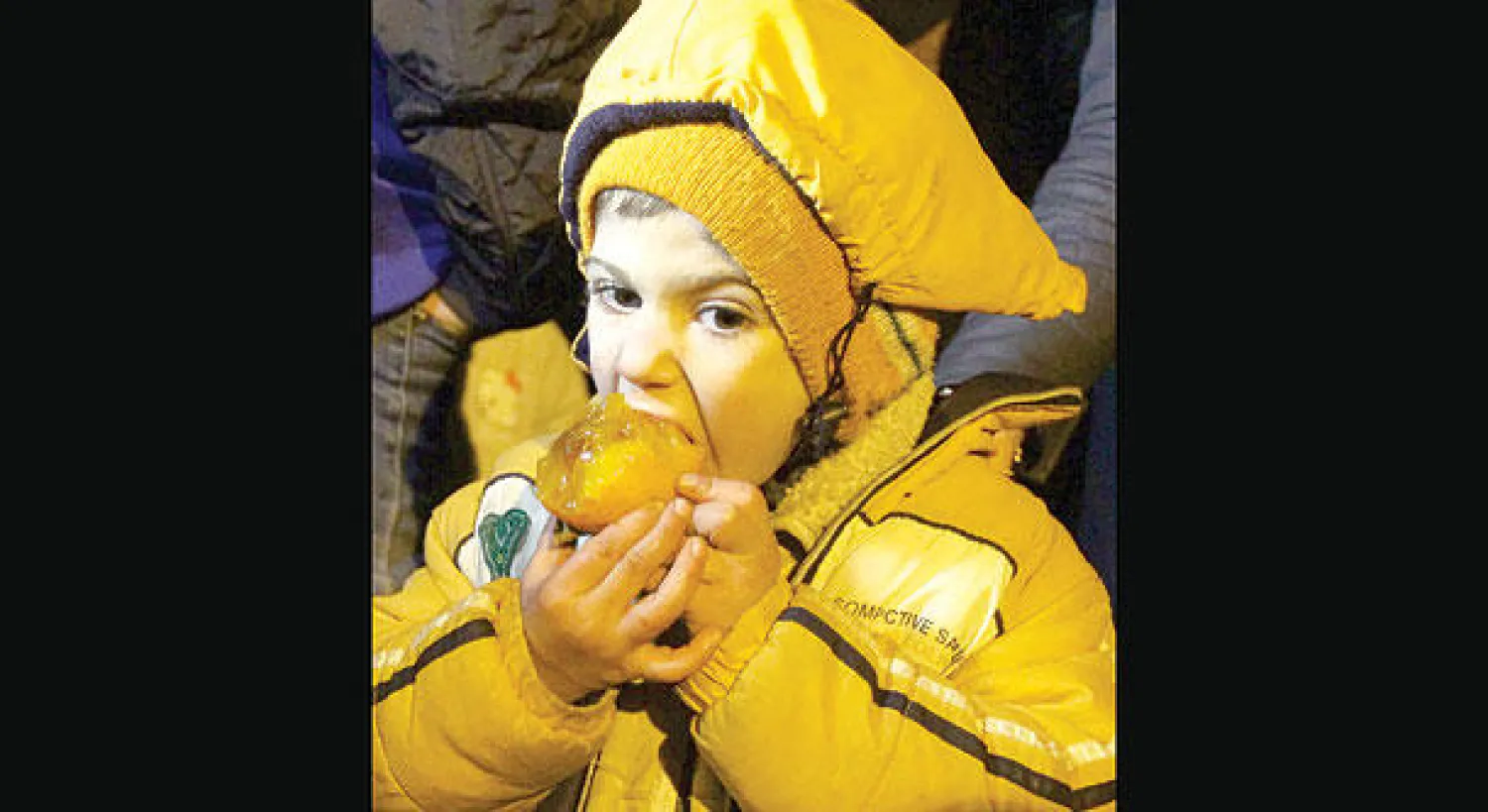 طفلة سورية تأكل قطعة فاكهة مما تم إدخاله إلى بلدة مضايا  عبر قوافل الإغاثة لكسر الحصار الذي تسبب بمجاعة لسكانها   الذين يبلغ عددهم 40 ألف نسمة (أ.ف.ب)