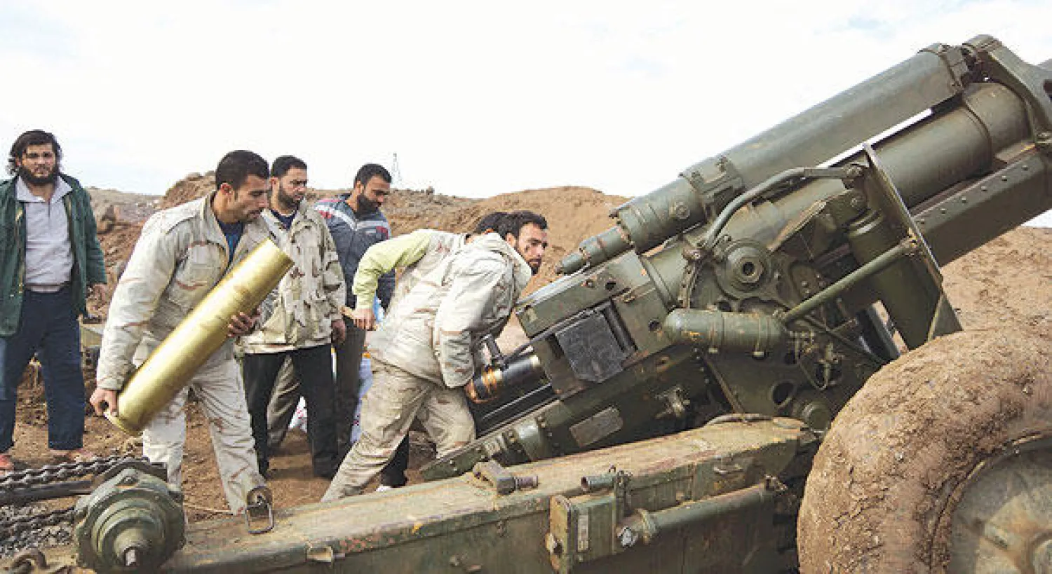 مقاتلون في لواء مجاهدي حوران يستعدون لإطلاق قذيفة باتجاه قوات الأسد في درعا جنوب سوريا ضمن حملة لتخفيف الحصار على مضايا (رويترز)