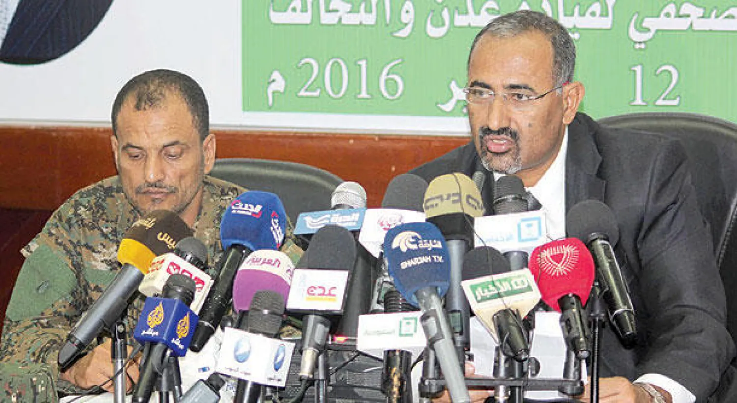 محافظ عدن عيدروس الزبيدي (يمين) ومدير الأمن في العاصمة المؤقتة عدن العميد شلال علي شايع هادي (أ.ف.ب)