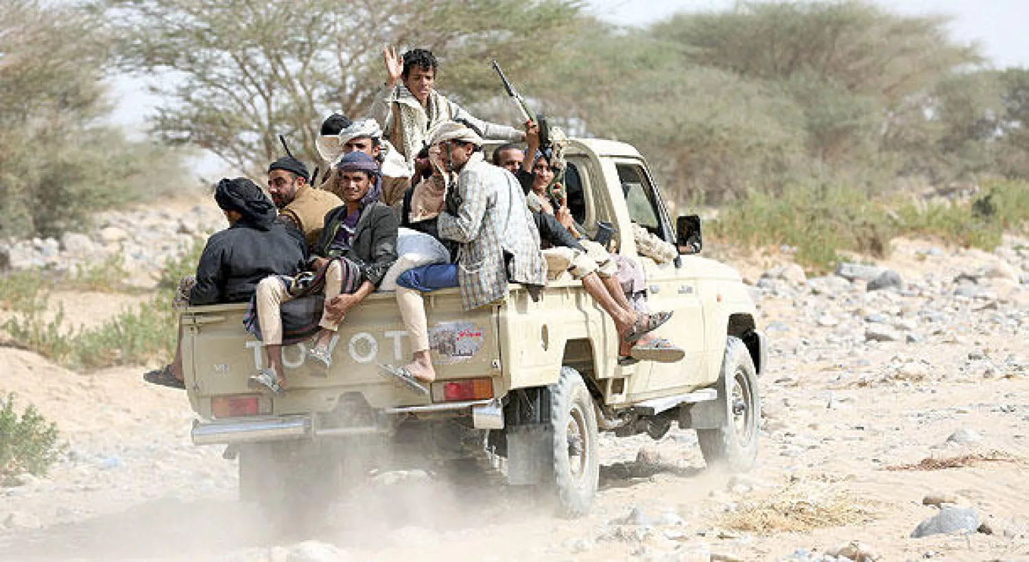 مقاتلون من القبائل الموالية للحكومة الشرعية اليمنية في قرية الخريص شرق العاصمة صنعاء (رويترز)