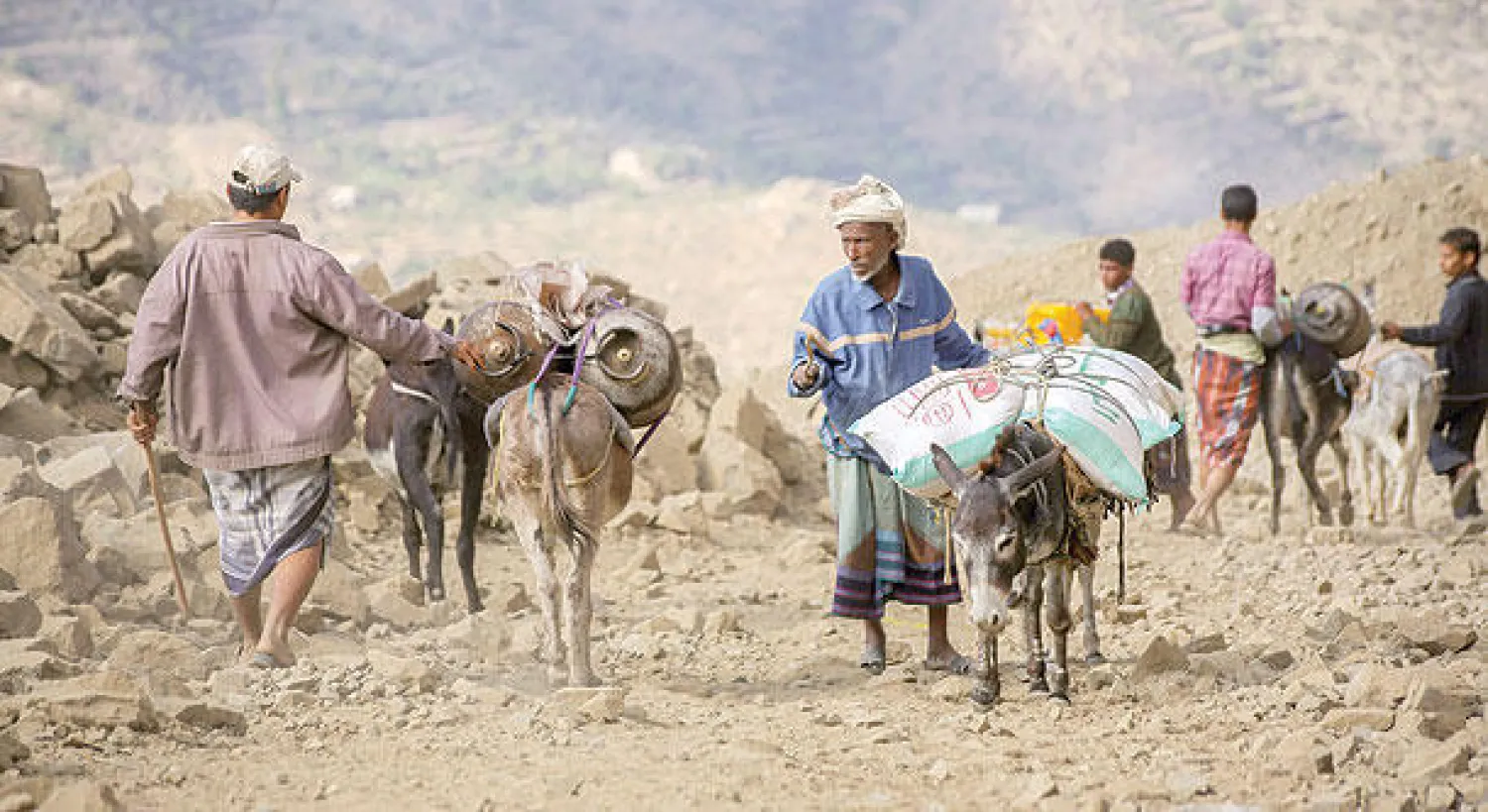 جانب من عمليات نقل المواد الغذائية بالطرق البدائية إلى تعز المحاصرة من قبل الميليشيات الحوثية (أ.ف.ب)