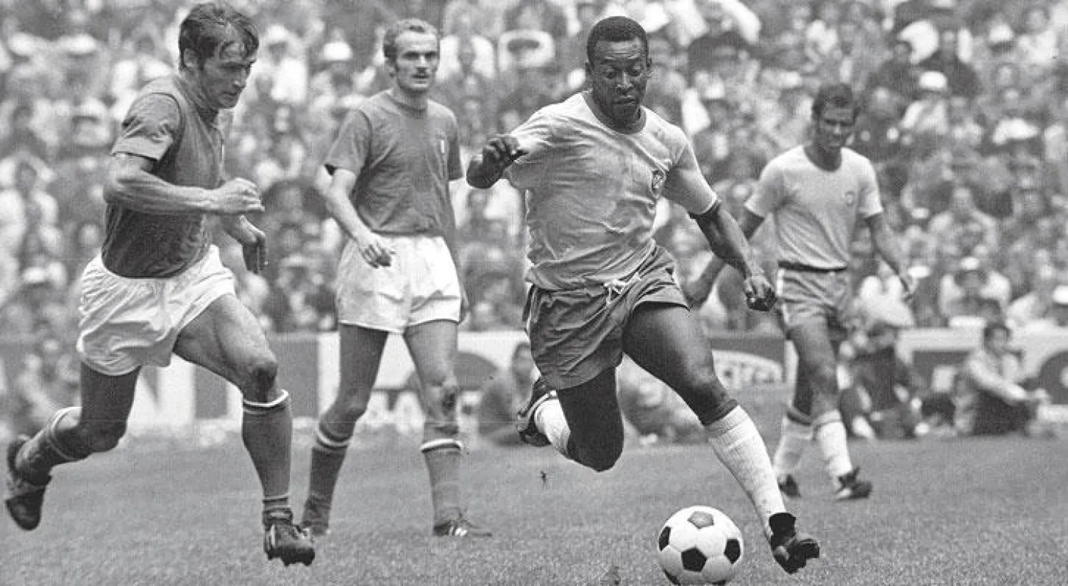 بيليه اللاعب الأسطورة الذي كتب صفحات رائعة في سجلات كرة القدم العالمية