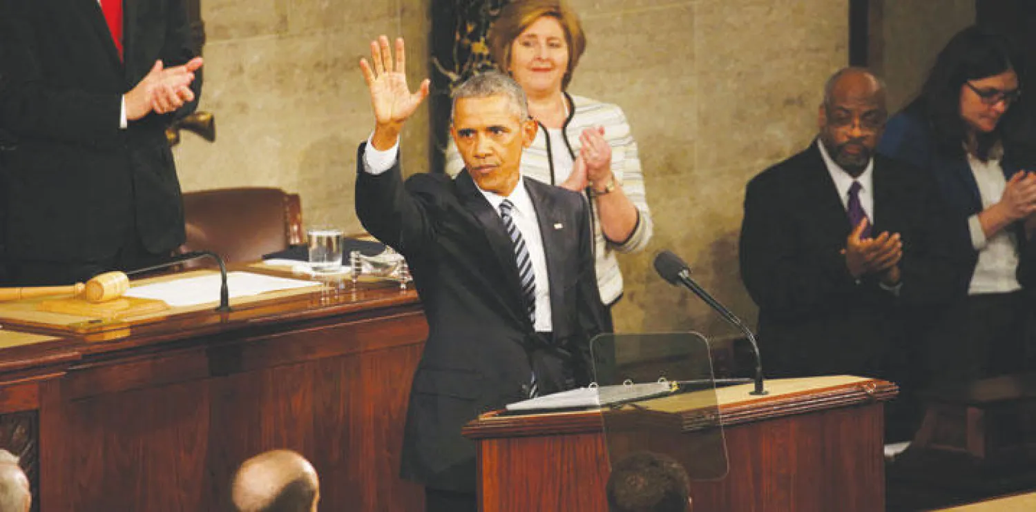 الرئيس الأميركي باراك أوباما يلوح بيده عند نهاية خطاب حالة الاتحاد مساء الثلاثاء (رويترز)