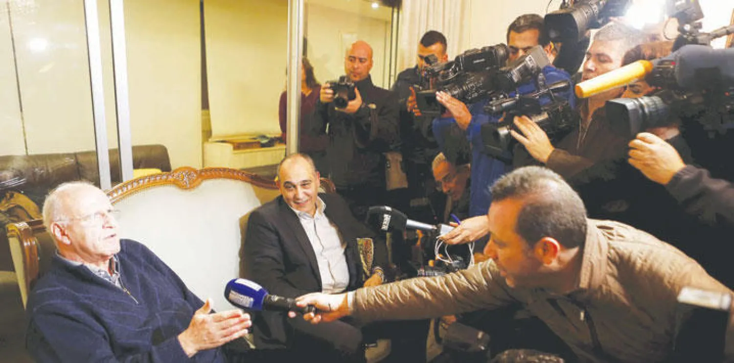 الوزير السابق ميشال سماحة يتحدث للصحافيين بعد إطلاق سراحه من قبل المحكمة العسكرية في بيروت (رويترز)