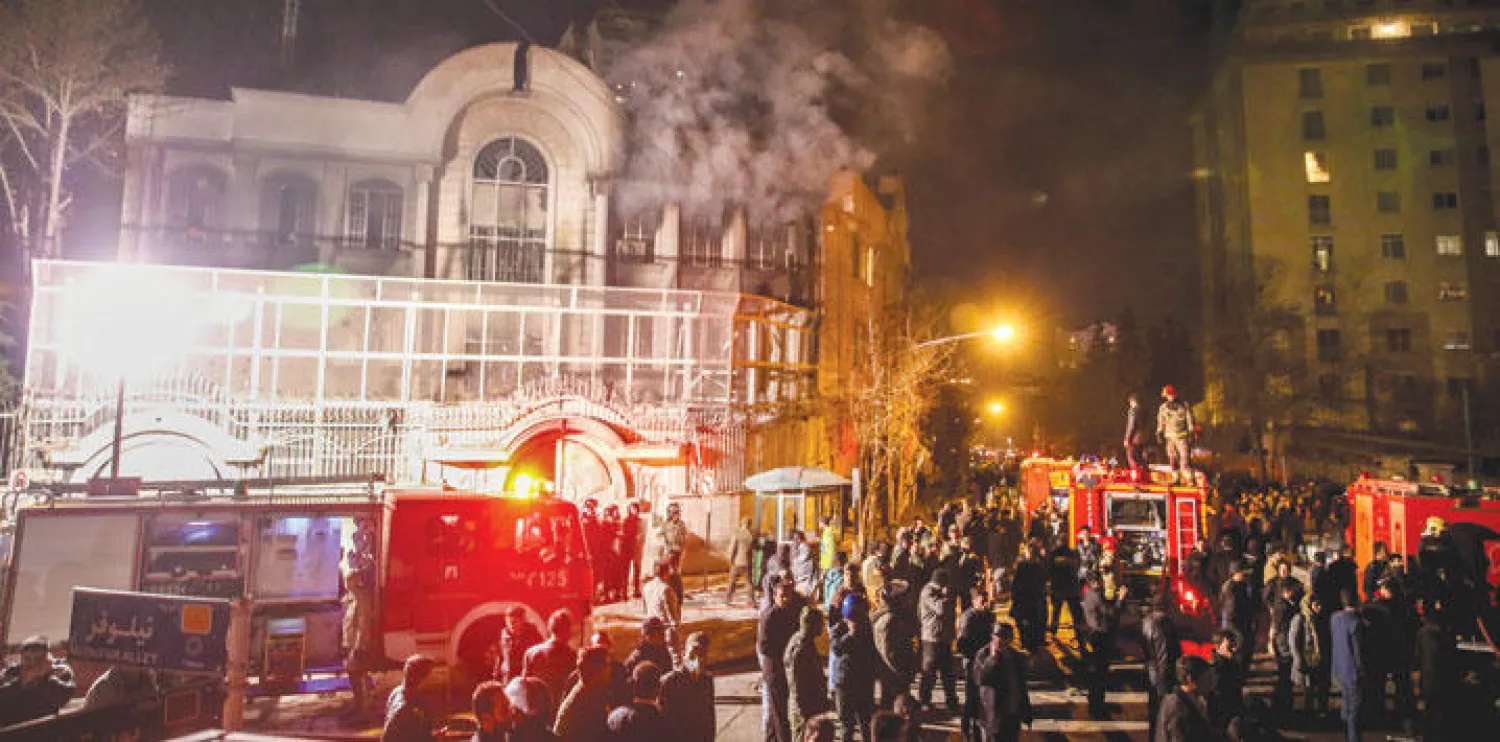 ألسنة النيران وأعمدة الدخان تتصاعد من مقر السفارة السعودية بطهران بعد اقتحامها (أ.ب)