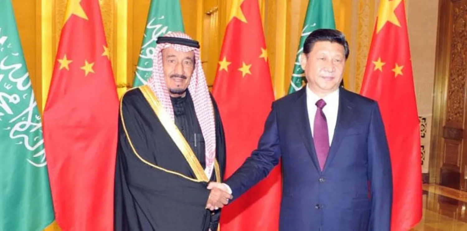 خادم الحرمين الشريفين خلال لقاء سابق مع الرئيس الصيني شي جين بينغ (واس)