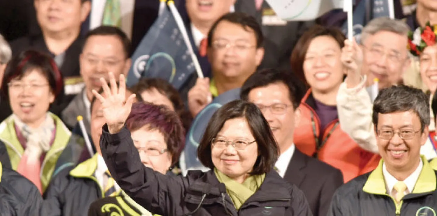 تساي إينغ - وين المنتمية إلى حزب المعارضة الرئيسي تحيي أنصارها بعد فوزها في الانتخابات الرئاسية (أ.ف.ب)