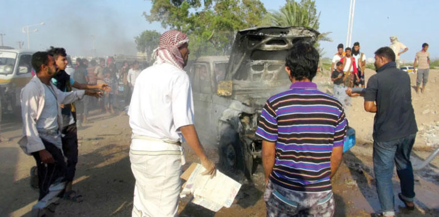 مركبة تابعة لقوات أمن عدن تحترق بعد استهدافها من قبل مسلحين (أ.ف.ب)