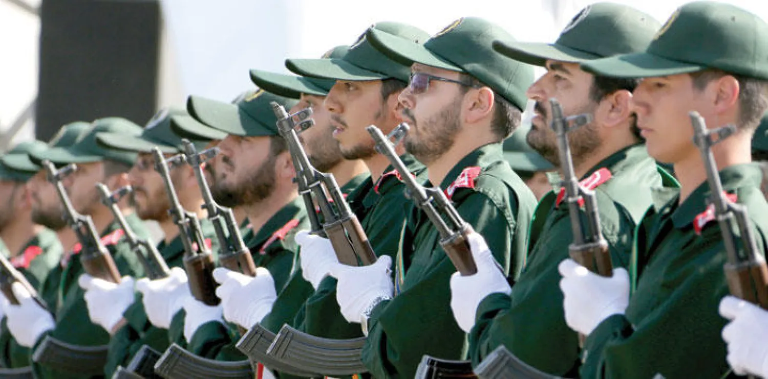 عناصر من الحرس الثوري الايراني لدى مشاركتهم في عرض عسكري بطهران إحياءً للذكرى السنوية لانطلاق حرب الـ8 سنوات ضد العراق (غيتي)