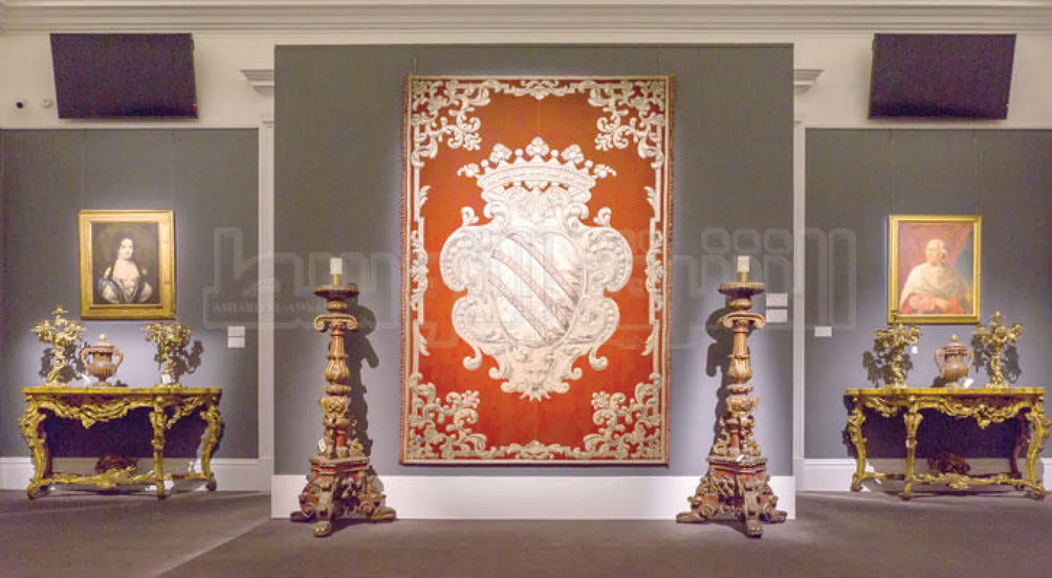 منسوجات وقطع أثاث من محتويات قصر ساكاتييني بروما ضمن مزاد «من سلالة الملوك والنبلاء} بسوذبيز. (تصوير: جيمس حنا)