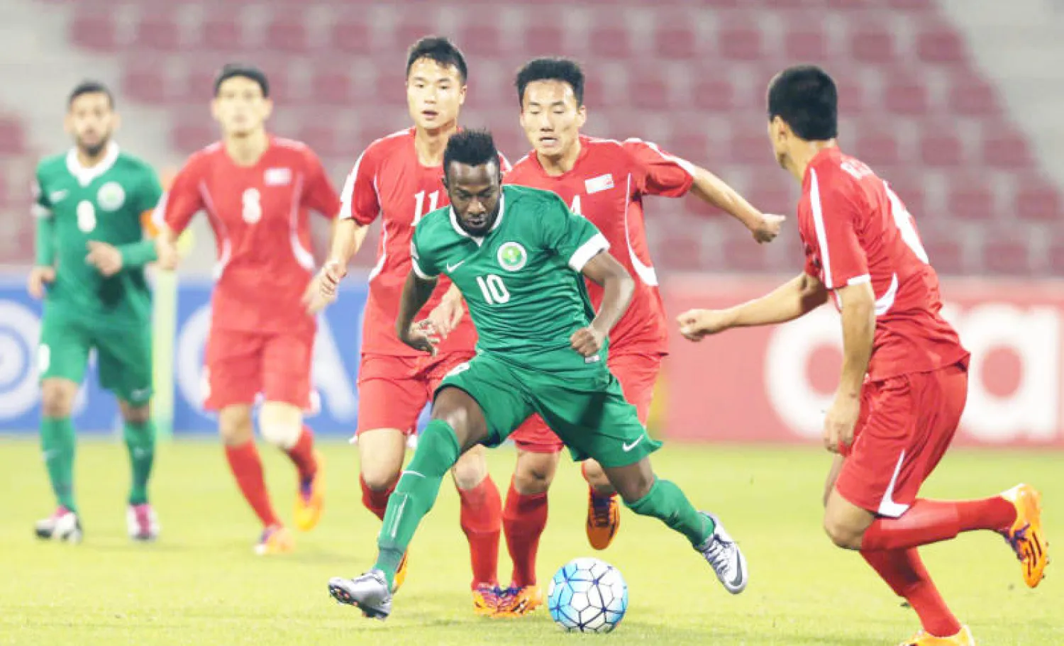 فهد المولد مهاجم الأخضر يقود هجمة وسط حصار من لاعبي كوريا («الشرق الأوسط»)