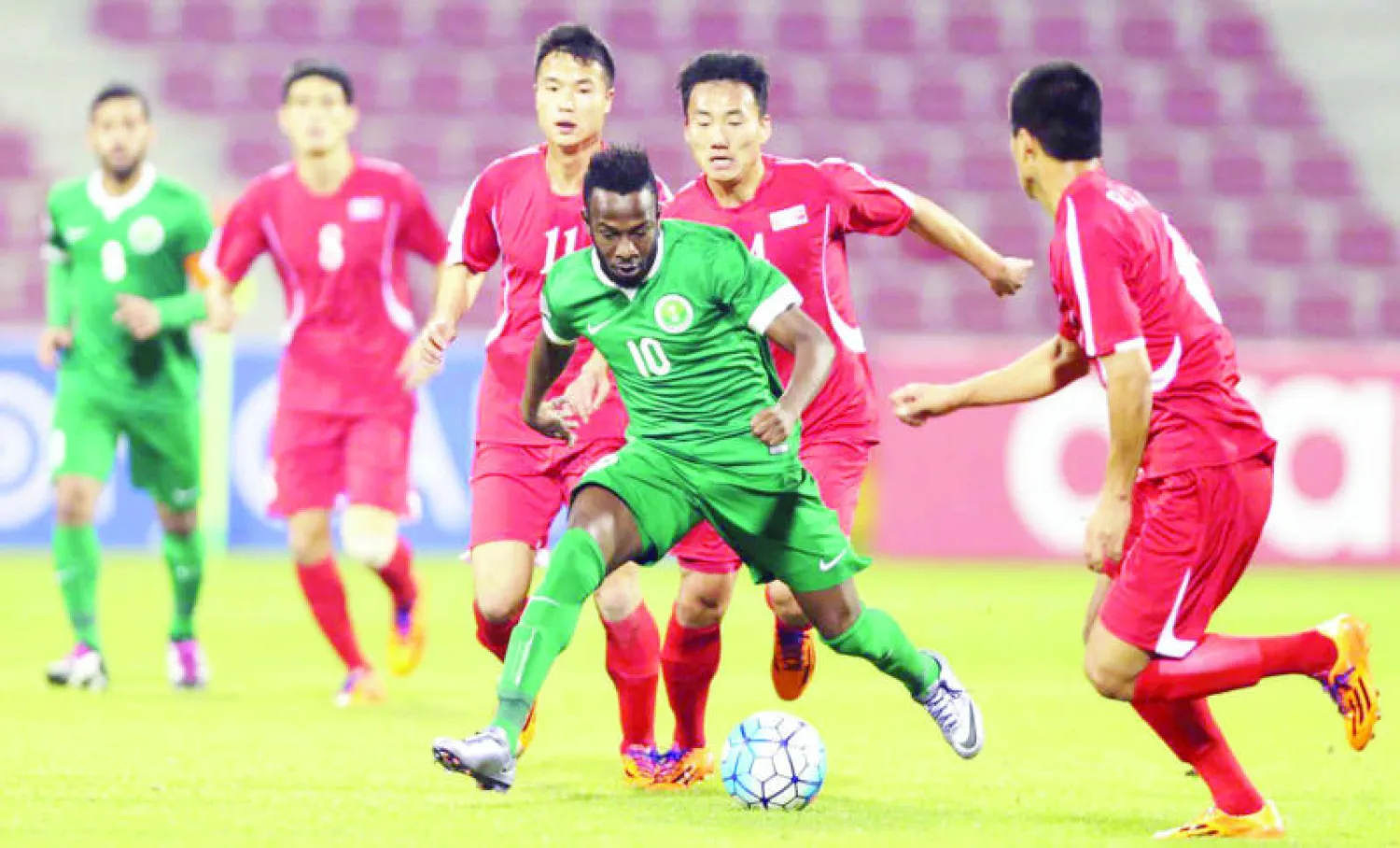 فهد المولد مهاجم الأخضر يقود هجمة وسط حصار من لاعبي كوريا («الشرق الأوسط»)