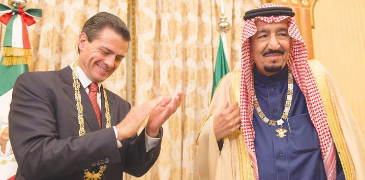 خادم الحرمين الشريفين الملك سلمان بن عبد العزيز والرئيس المكسيكي إنريكي بينيا نييتو بعد تبادل الأوسمة الرفيعة  في قصر اليمامة بالرياض أمس. وعقد الجانبان جلسة مباحثات رسمية تطرقت إلى العلاقات الثنائية والمستجدات الدولية، ثم توجت بتوقيع تسع اتفاقيات ومذكرات تفاهم وبرنامج تعاون فني بين حكومتي البلدين. (واس)