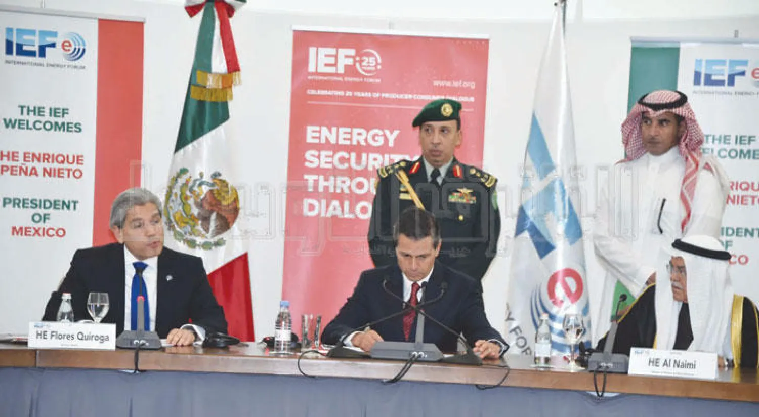 الرئيس المكسيكي ووزيرا البترول والطاقة، السعودي والمكسيكي، أثناء مشاركتهم في منتدى الطاقة الدولي بالرياض أمس (تصوير: بشير صالح)