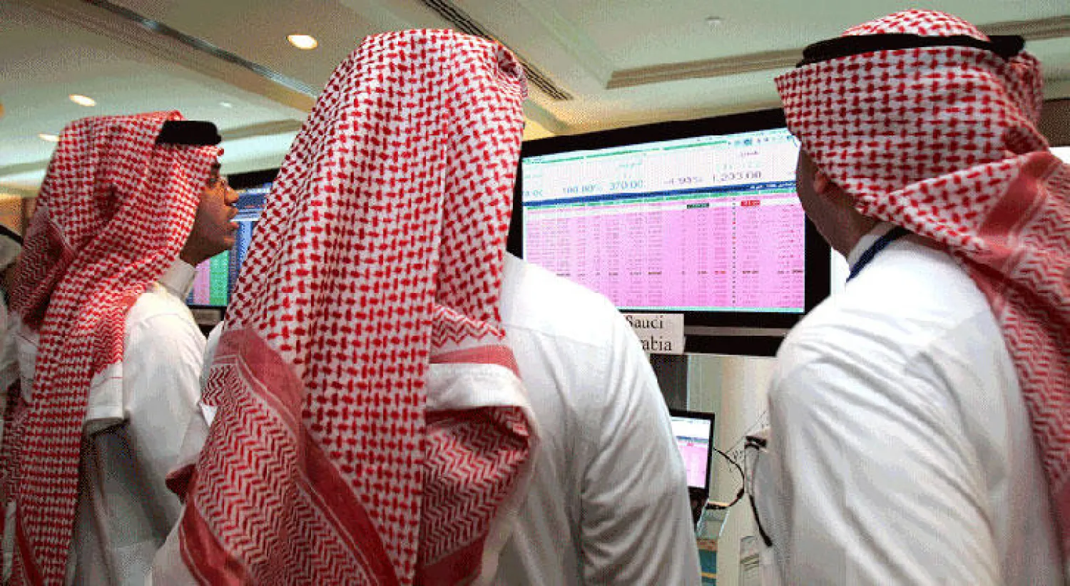 الأسهم السعودية تنزف بحدة.. وشبح النفط يهيمن على التداولات