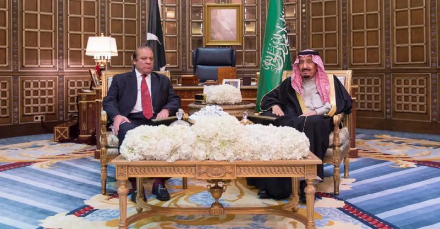 خادم الحرمين يبحث مع رئيس الوزراء الباكستاني تطورات الأحداث الإقليمية والدولية