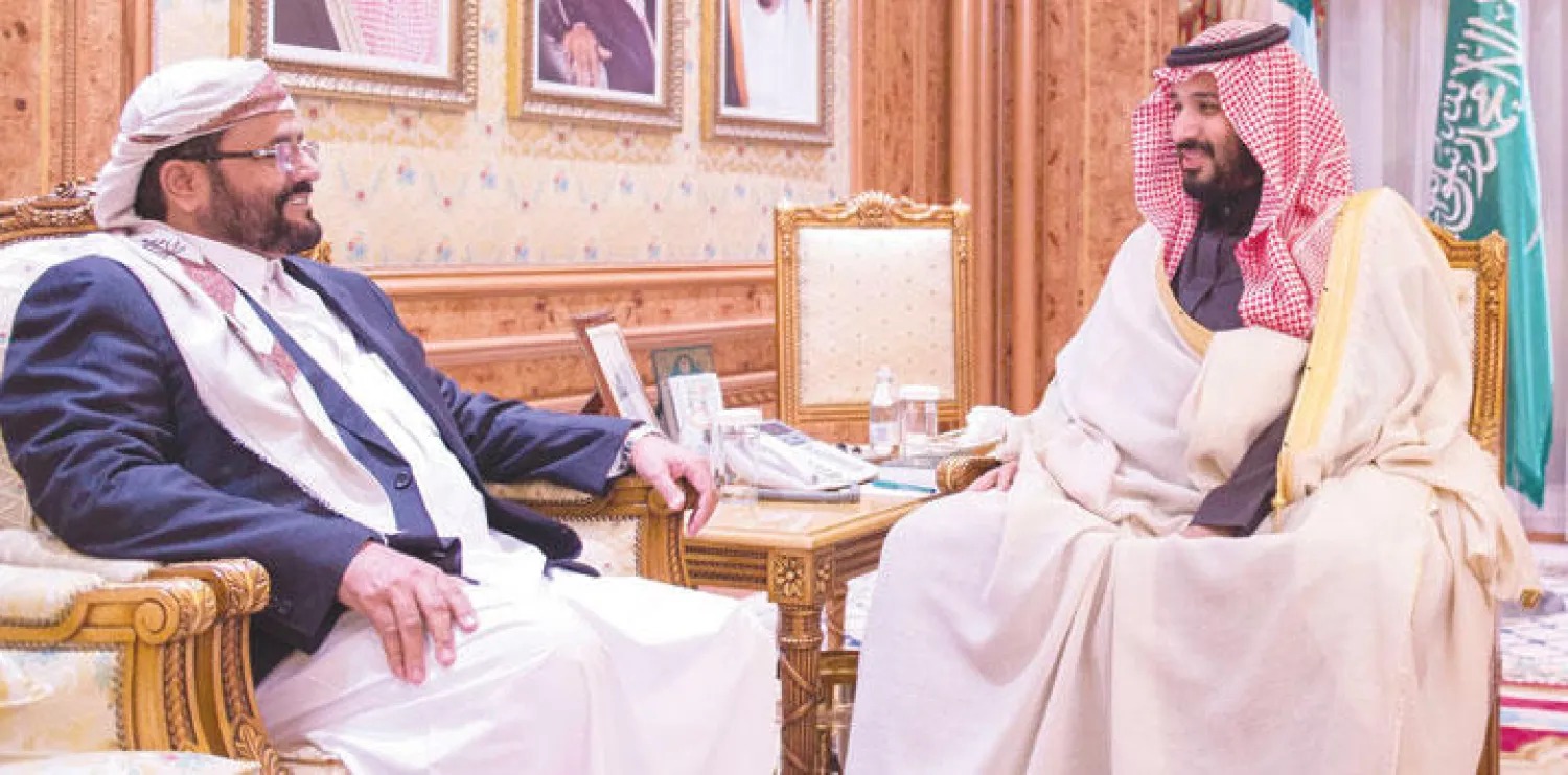 الأمير محمد بن سلمان ولي ولي العهد خلال لقائه محافظ مأرب سلطان العرادة (واس)