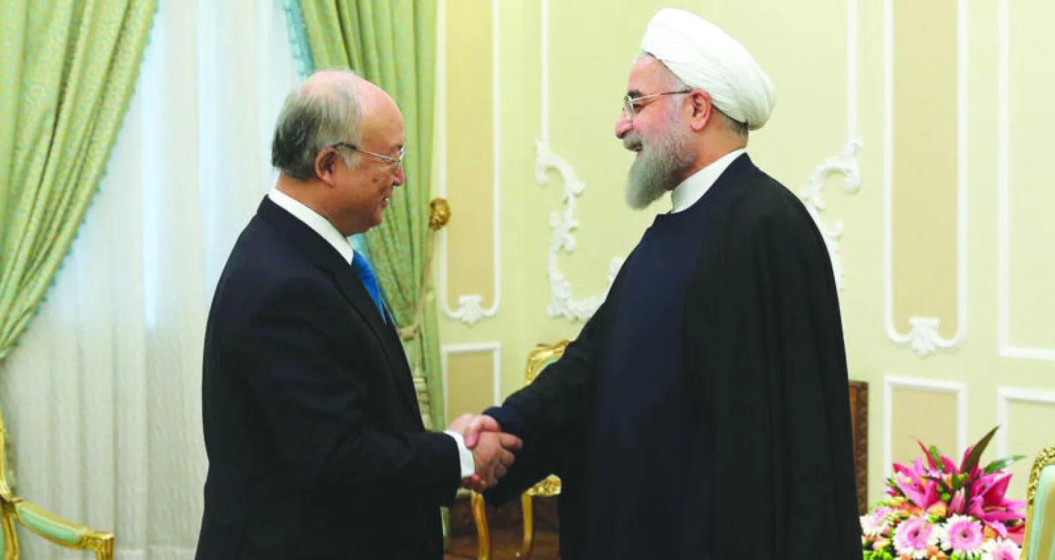 الرئيس الإيراني حسن روحاني لدى استقباله المدير العام للوكالة الدولية للطاقة الذرية يوكيا أمانو في طهران أمس (إ.ب.أ)