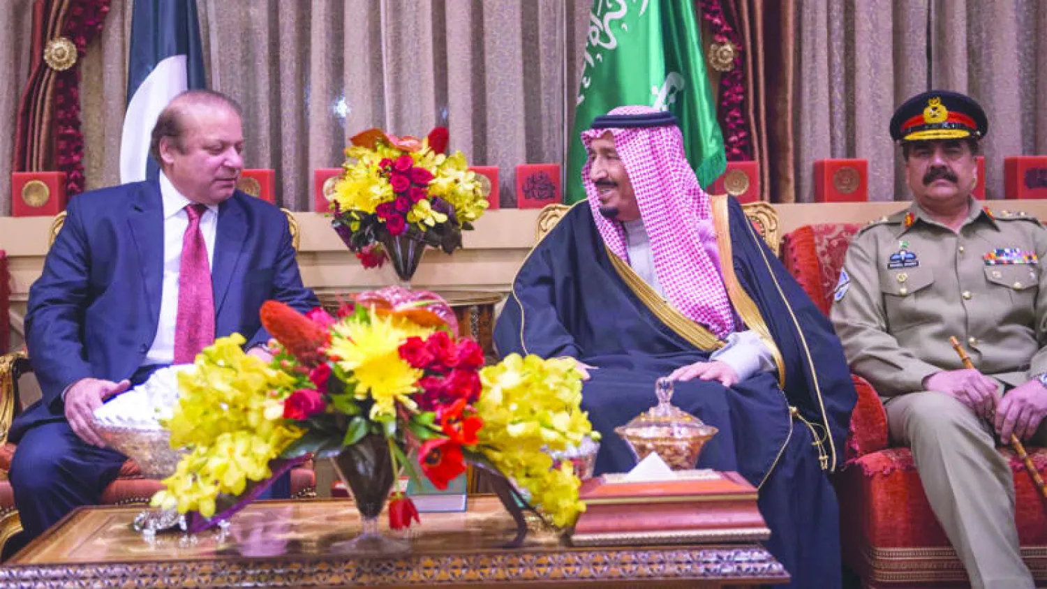 الملك سلمان لدى استقباله نواز شريف في قصر اليمامة بالرياض أمس.. ويبدو قائد الجيش الباكستاني الجنرال راحيل شريف (واس)