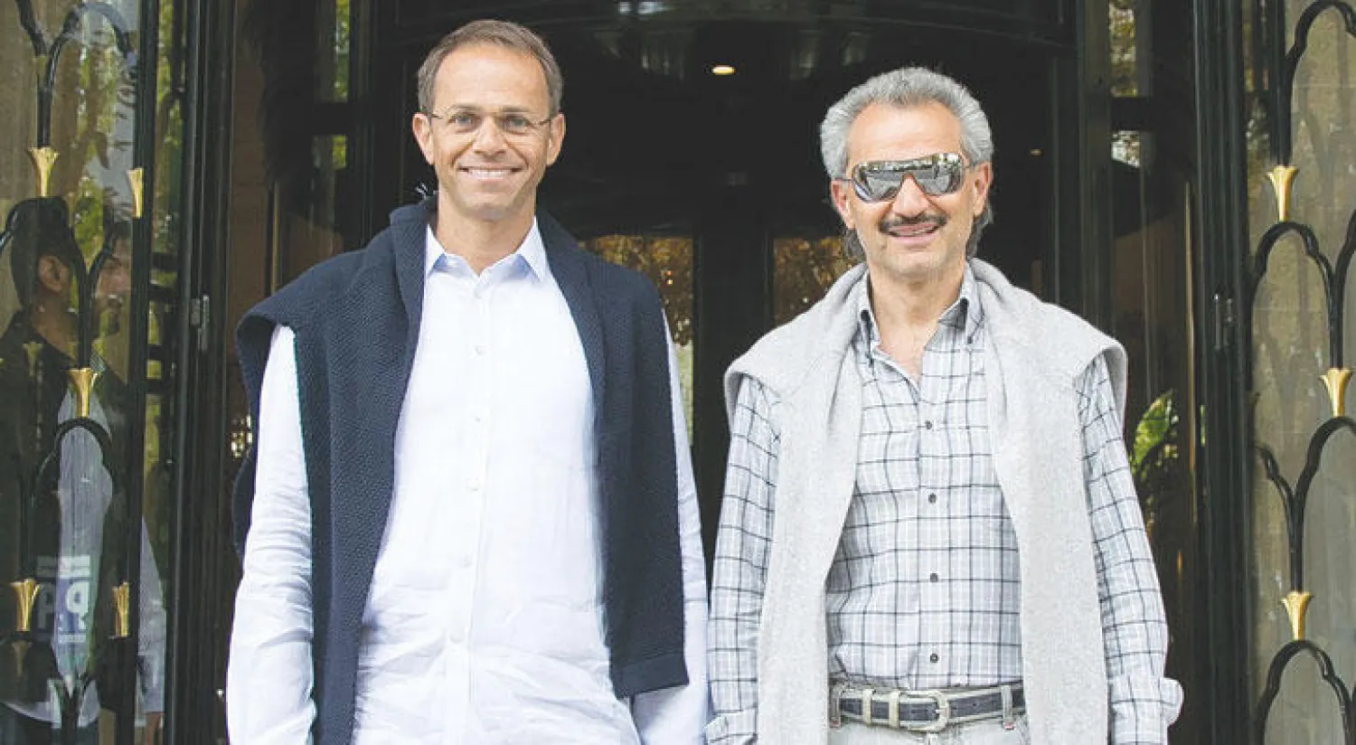 الوليد بن طلال رئيس مجلس الإدارة وسرمد الذوق الرئيس التنفيذي لشركة المملكة للاستثمارات الفندقية أمام فندق جورج الخامس بباريس («الشرق الأوسط»)