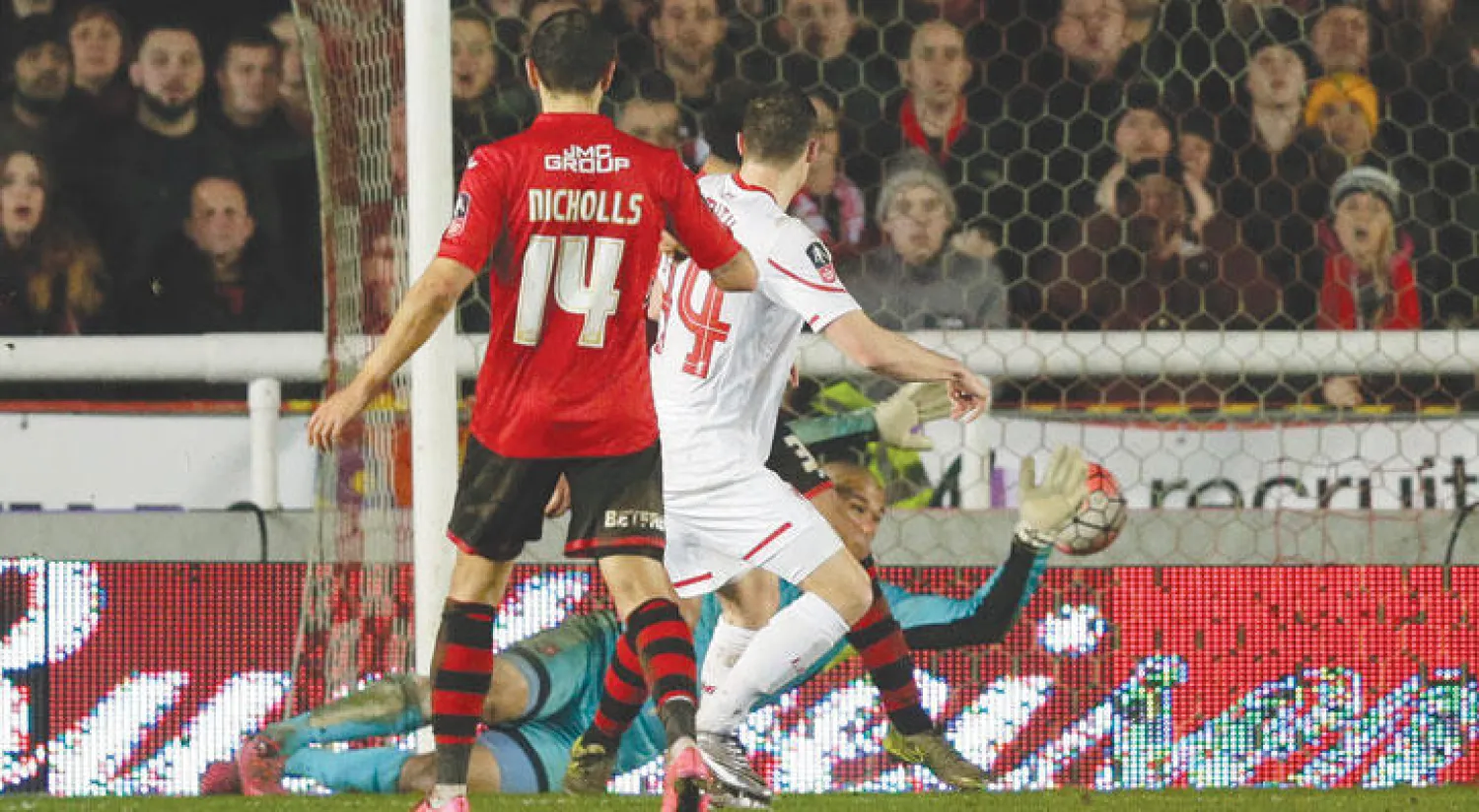 سميث لاعب ليفربول يسجل في مرمى إكستر لينقذ فريقه من الخسارة في لقاء الذهاب (رويترز)