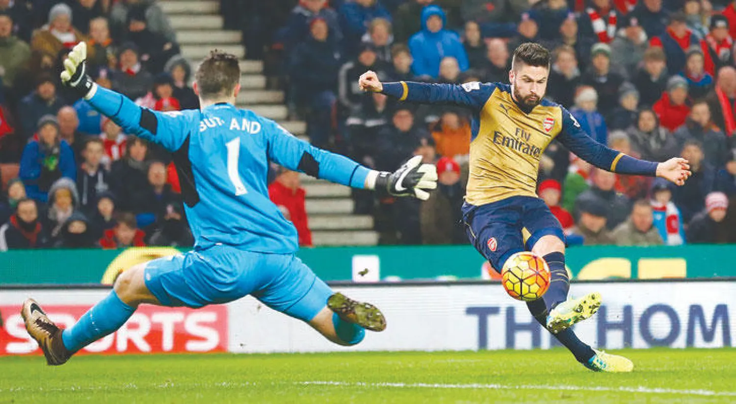 جاك بوتلاند حارس ستوك يتصدى بمهارة لتسديدة جيرو مهاجم آرسنال (رويترز)