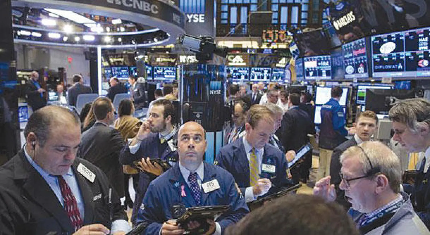 وفقا لبنك أوف أميركا ميريل لينش فإن تخارج المستثمرين من صناديق الأسهم استمر للأسبوع الثاني على التوالي