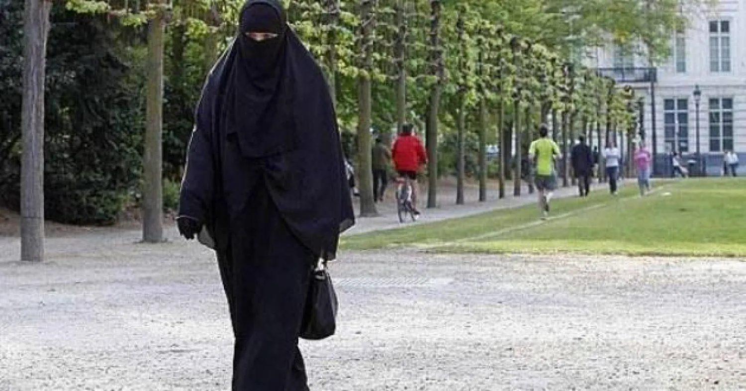 الحكومة البريطانية تعلن دعمها للمؤسسات المدرسية في منع ارتداء النقاب