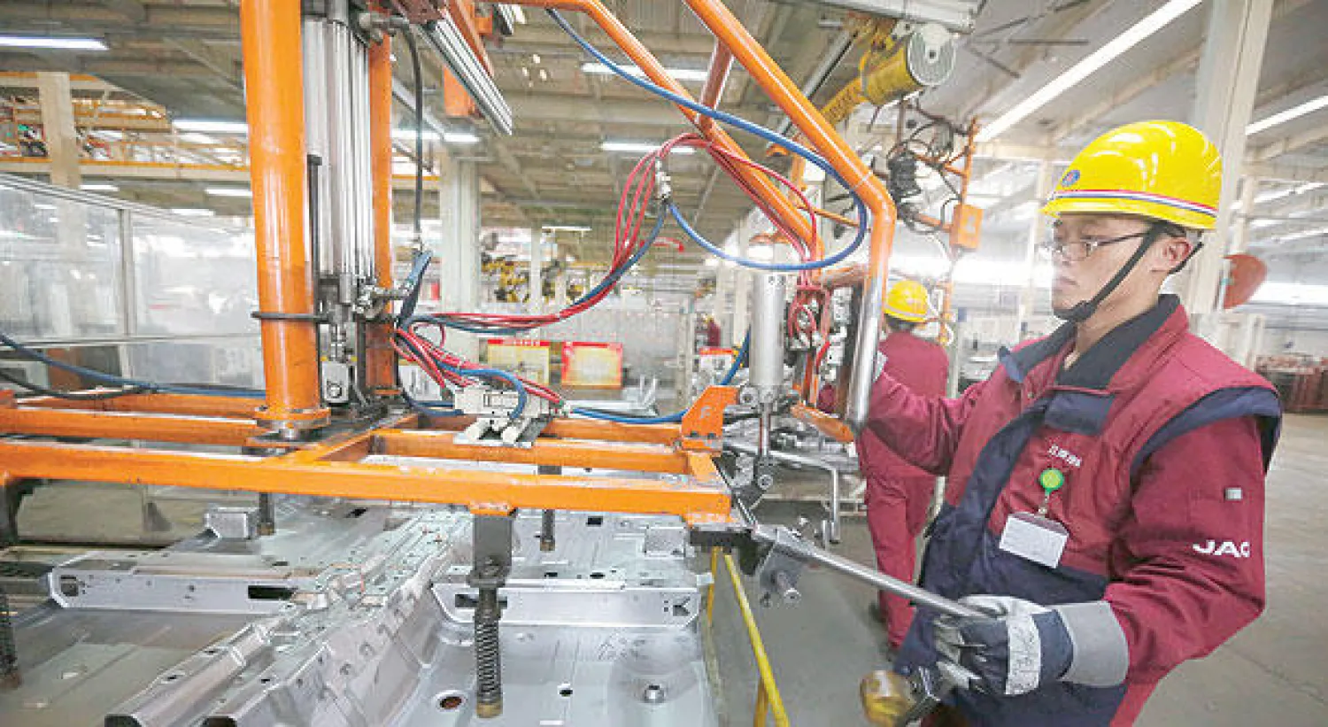 الشركات الصينية تحتاج لزيادة في حجم مبيعاتها سنويا ليكون لديها عائد يكفي لتغطية الديون المستحقة عليها (إ.ب.أ)