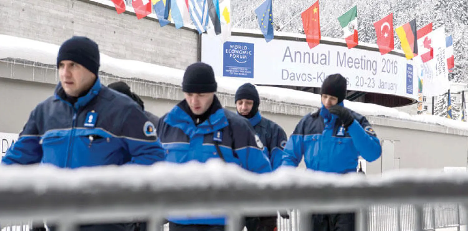 عناصر من الشرطة السويسرية يسيرون قرب مركز الاجتماعات أمس عشية انطلاق المنتدى الاقتصادي العالمي في دافوس (إ.ب.أ)