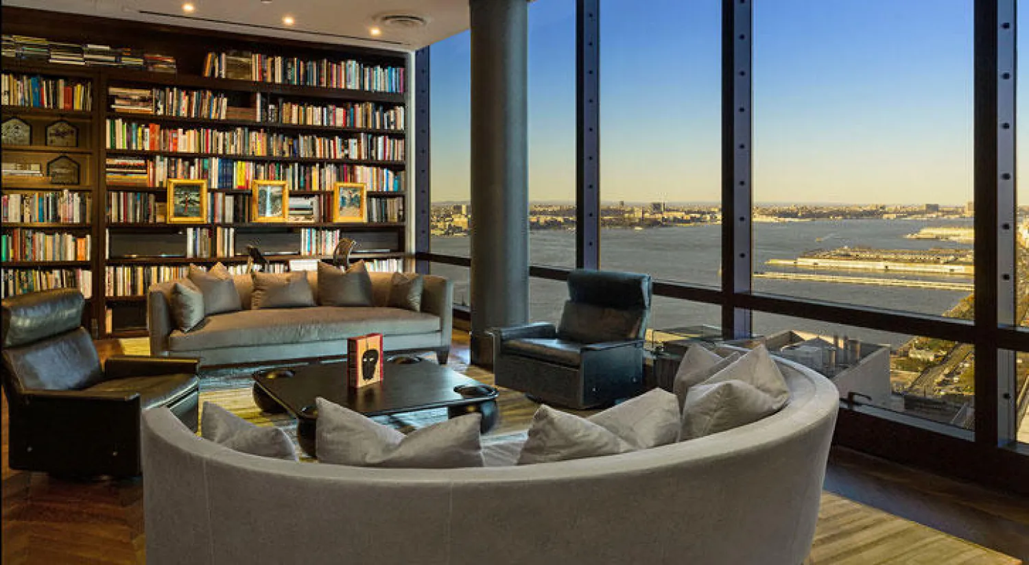 مكتبة الدور الثاني في فيلا ألبرت واطسون بإطلالة رائعة على نهر هودسون («نيويورك تايمز»)