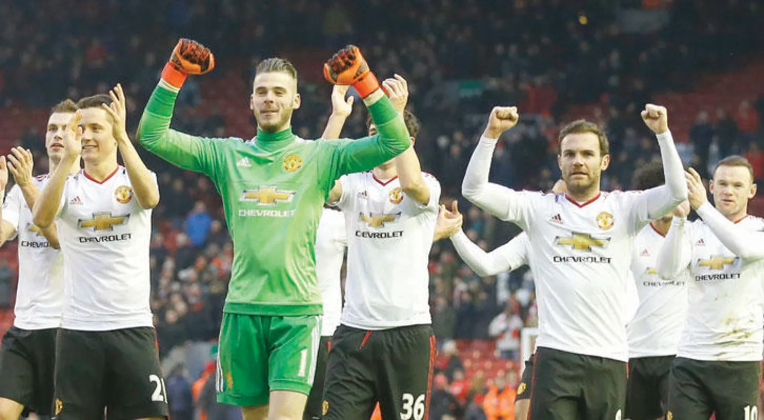 دي خيا يتقدم زملاءه لتحية الجماهير بعد الفوز على ليفربول (رويترز)