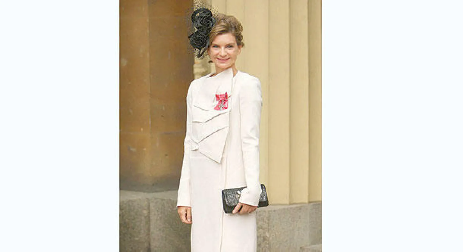 ناتالي ماسيني لدى وصولها لتسلم الوسام الملكي في غلن 2009