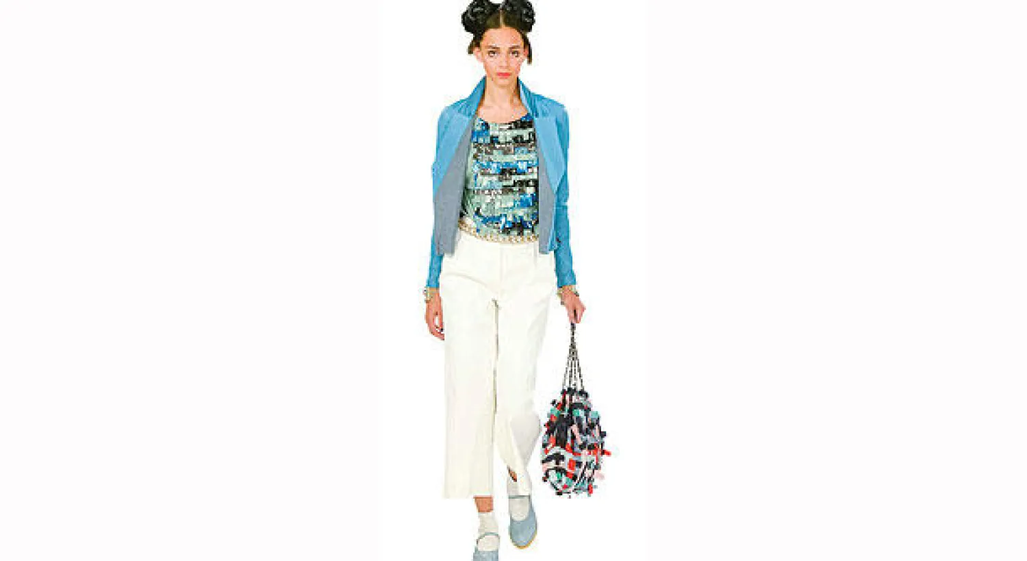 تصاميم «الكروز» وصلت إلى المحلات لتكون جسرًا بين الفصول