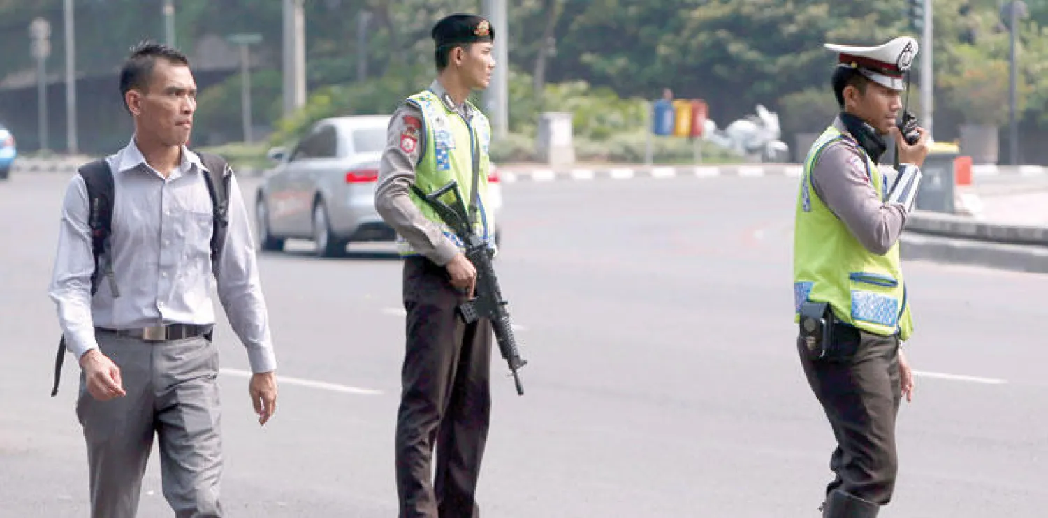 رجلي شرطة يتجولان في العاصمة الاندونيسية جكارتا أول من أمس (إ. ب. أ)