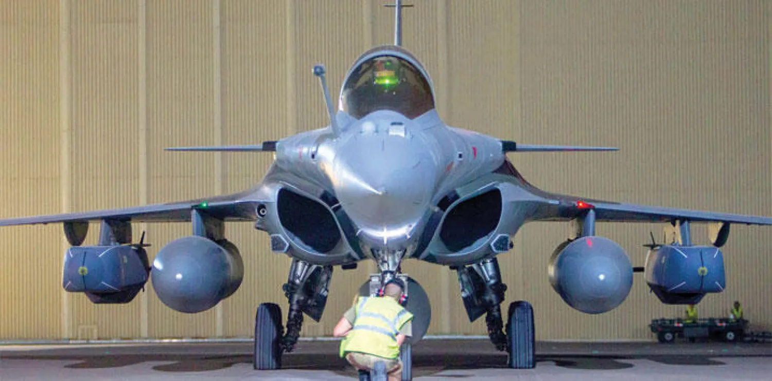 صورة أرشيفية لمقاتلة فرنسية تستعد للإقلاع في مهمة استطلاع في العراق في سبتمبر الماضي  (أ. ف. ب)