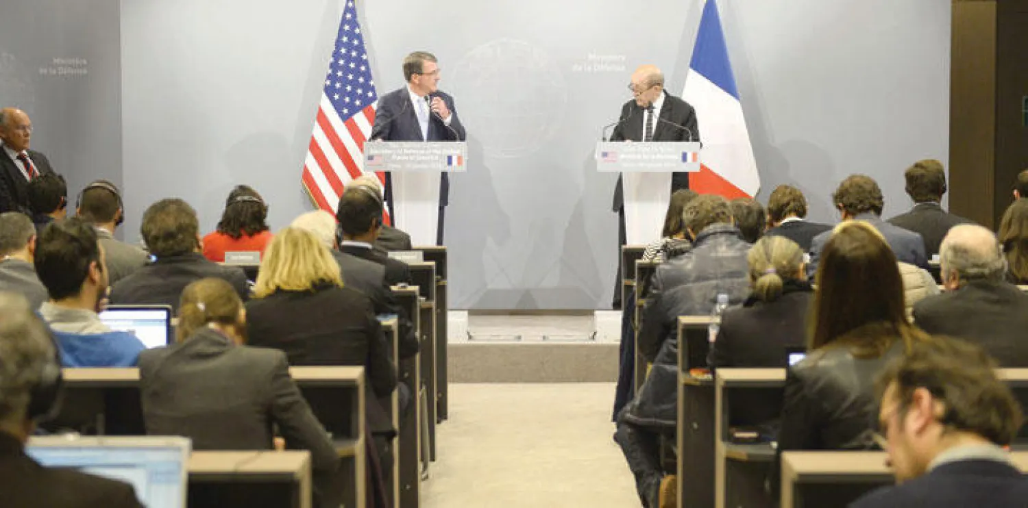 وزير الدفاع الفرنسي جان إيف لودريان ونظيره الأميركي آشتون كارتر خلال مؤتمر صحافي في باريس أمس (أ.ف.ب)